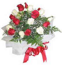 Ankara çiçek gönder firması şahane ürünümüz  11 adet karışık gülden buket çiçeği